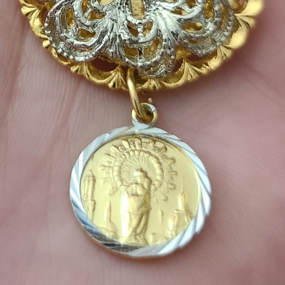 VINTAGE 3D GOLD & SILVER WREATH MEDALLION ANGEL MARY COIN BROOCH FUR PIN - Picture 3 of 11